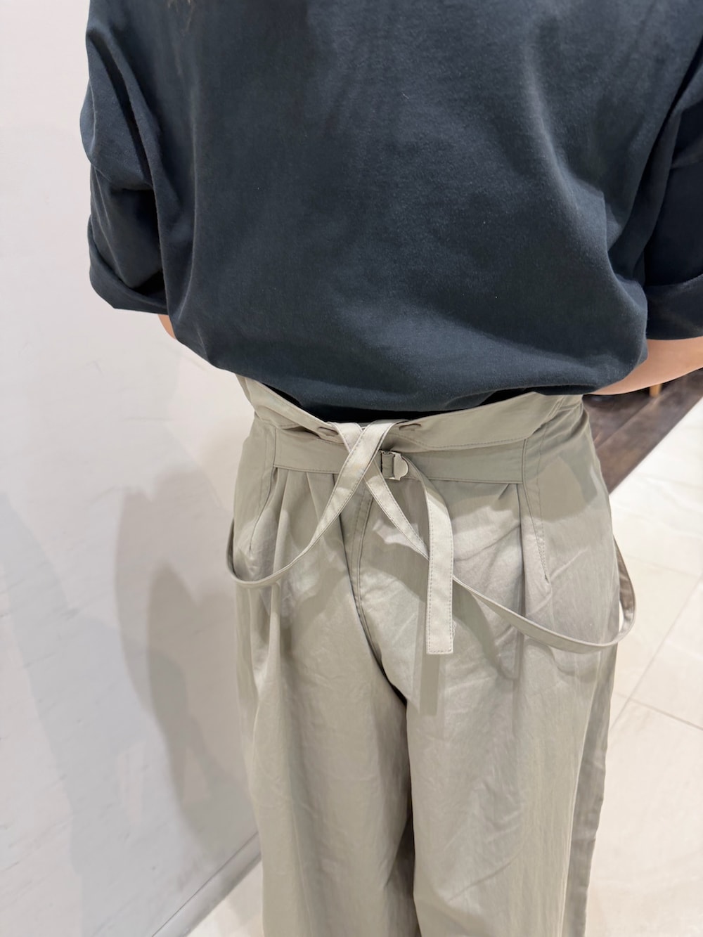 ベージュ系のその他パンツ、ブラック系のTシャツ/カットソー、ブラック系のトートバッグを着用したレディースの春コーディネートの5枚目の写真