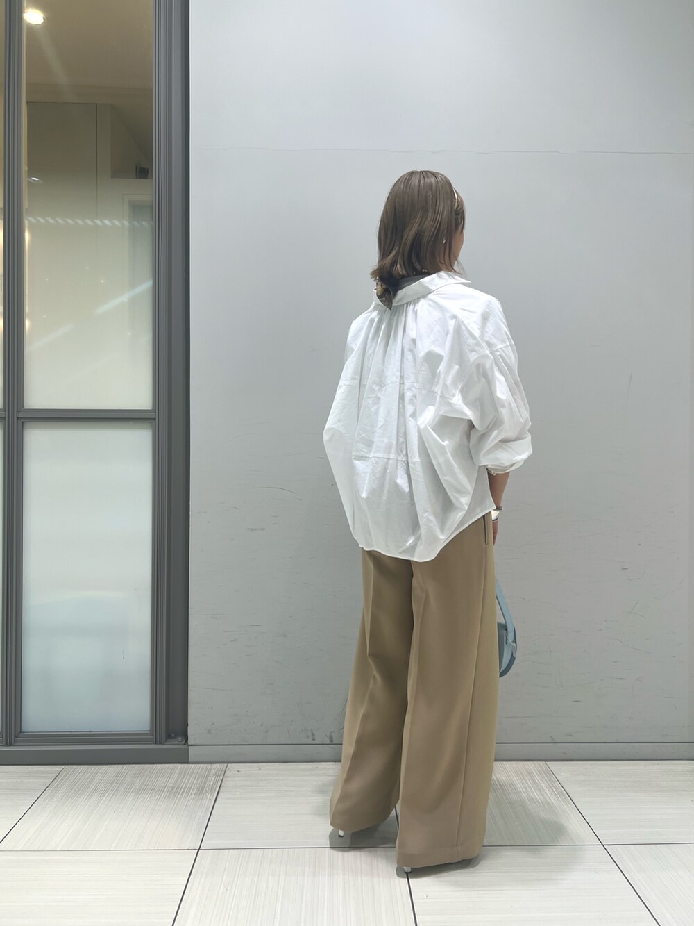 「春コーデ、オトナ女子、きれいめカジュアル、カジュアルコーデ、オトナカジュアル、春服、トレンド、シャツスタイル、ロゴT、スラックス、ワイドパンツ、カジュアル、ootd、ゆるコーデ、カットソー」｜「Rouge vifのブロードリボン二重織レイヤードタックパンツ（スラックス、ベージュ系）」を使った、yuiさん（骨格ストレート・レディース・160cm）の春コーディネートの9枚目の写真