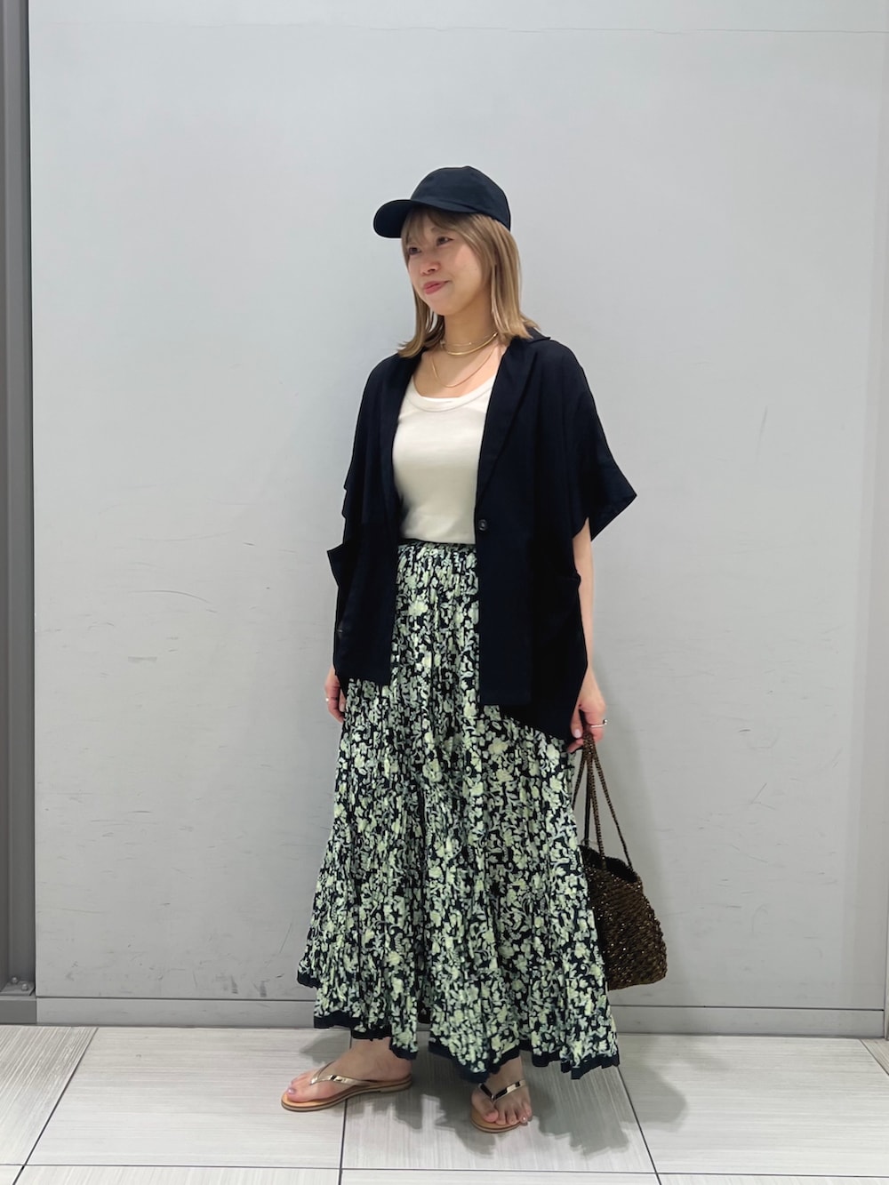 ベージュ系のタンクトップ、ブラック系のテーラードジャケット、その他のスカートを着用したレディースの夏コーディネートの3枚目の写真