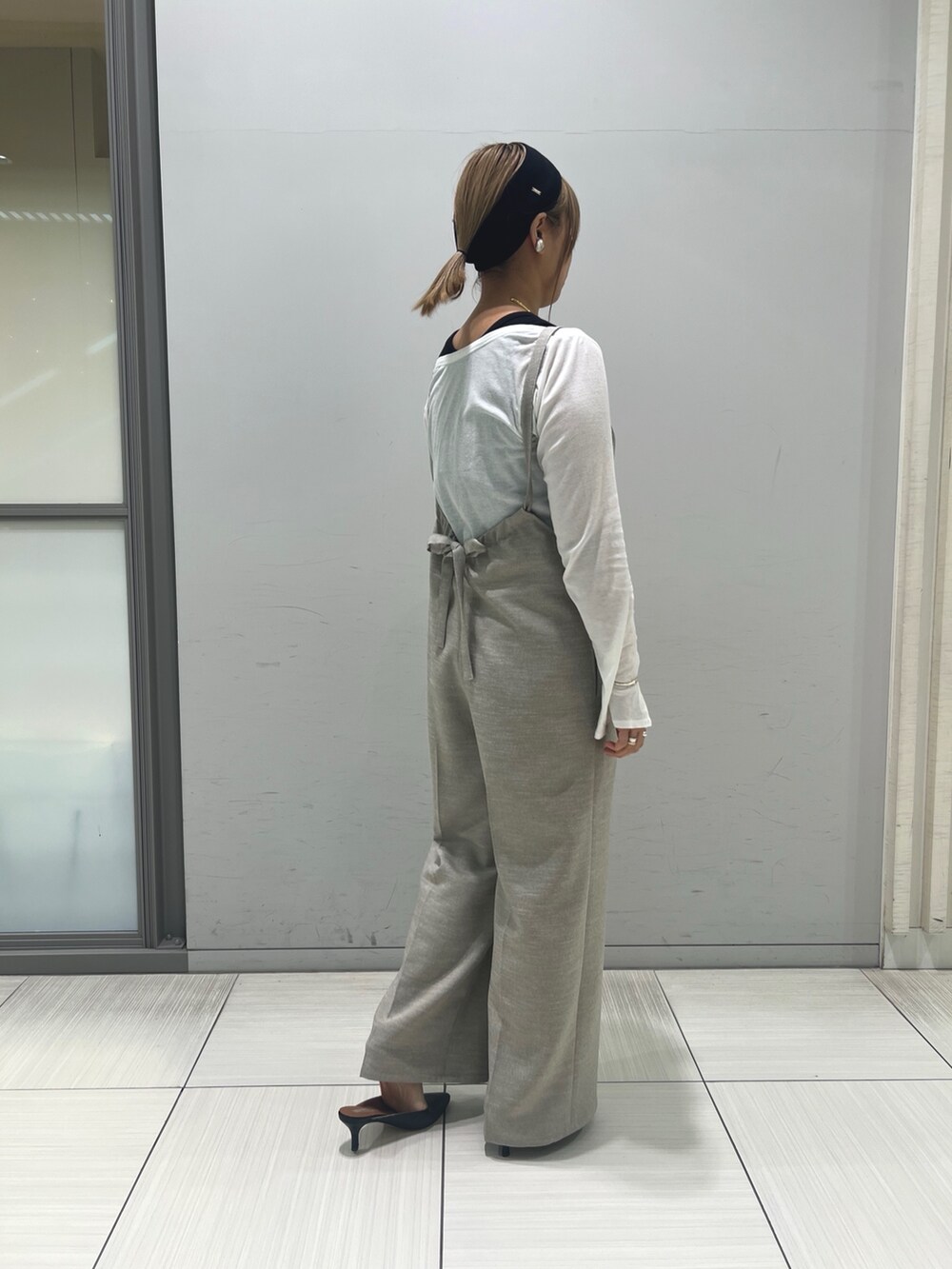 ホワイト系のTシャツ/カットソー、ベージュ系のサロペット/オーバーオール、ブラック系のタンクトップを着用したレディースの春コーディネートの6枚目の写真