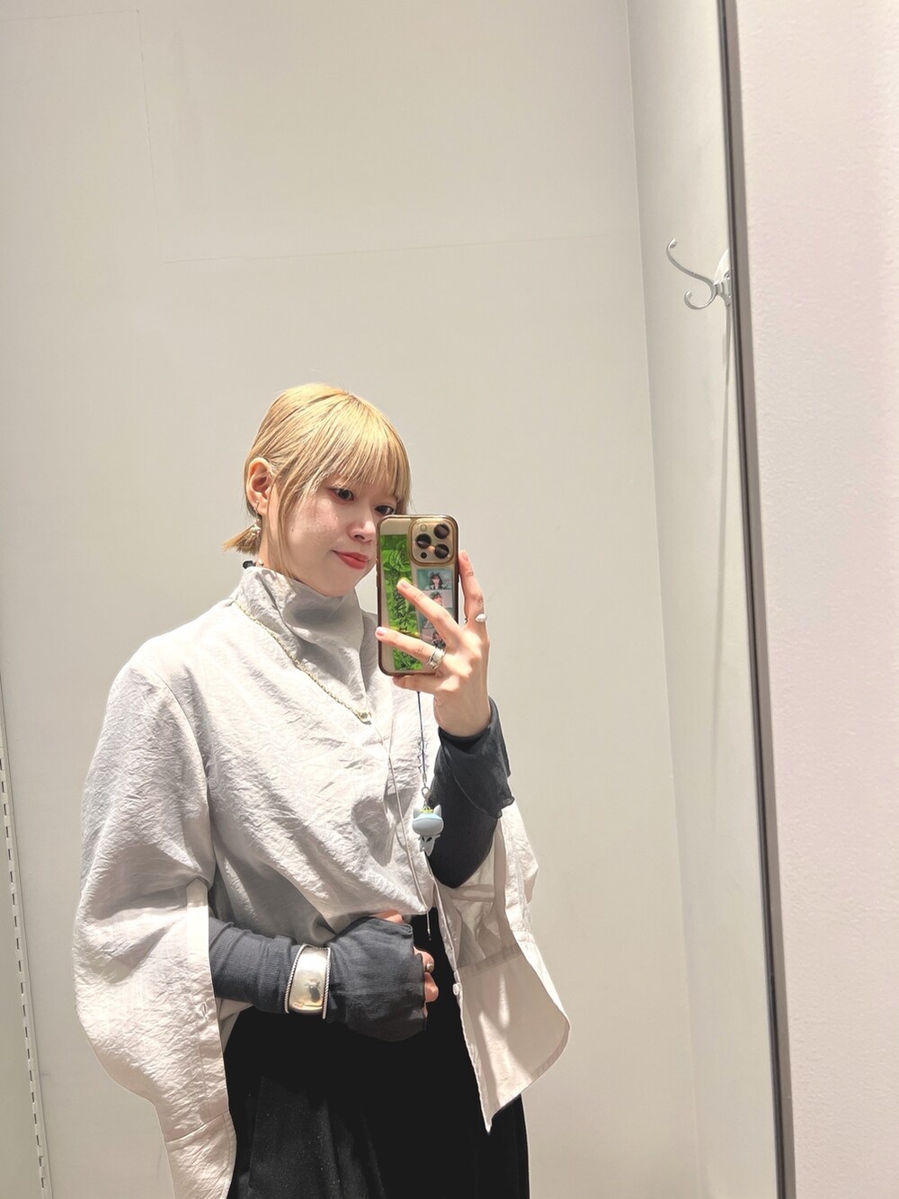 グレー系のシャツ/ブラウス、グレー系のTシャツ/カットソー、シルバー系のショルダーバッグを着用したレディースの冬コーディネートの6枚目の写真