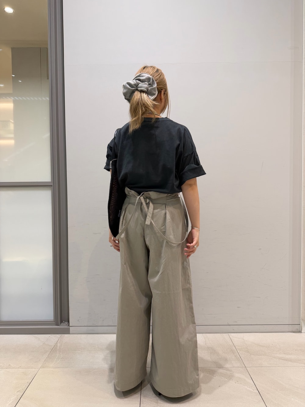 ベージュ系のその他パンツ、ブラック系のTシャツ/カットソー、ブラック系のトートバッグを着用したレディースの春コーディネートの7枚目の写真