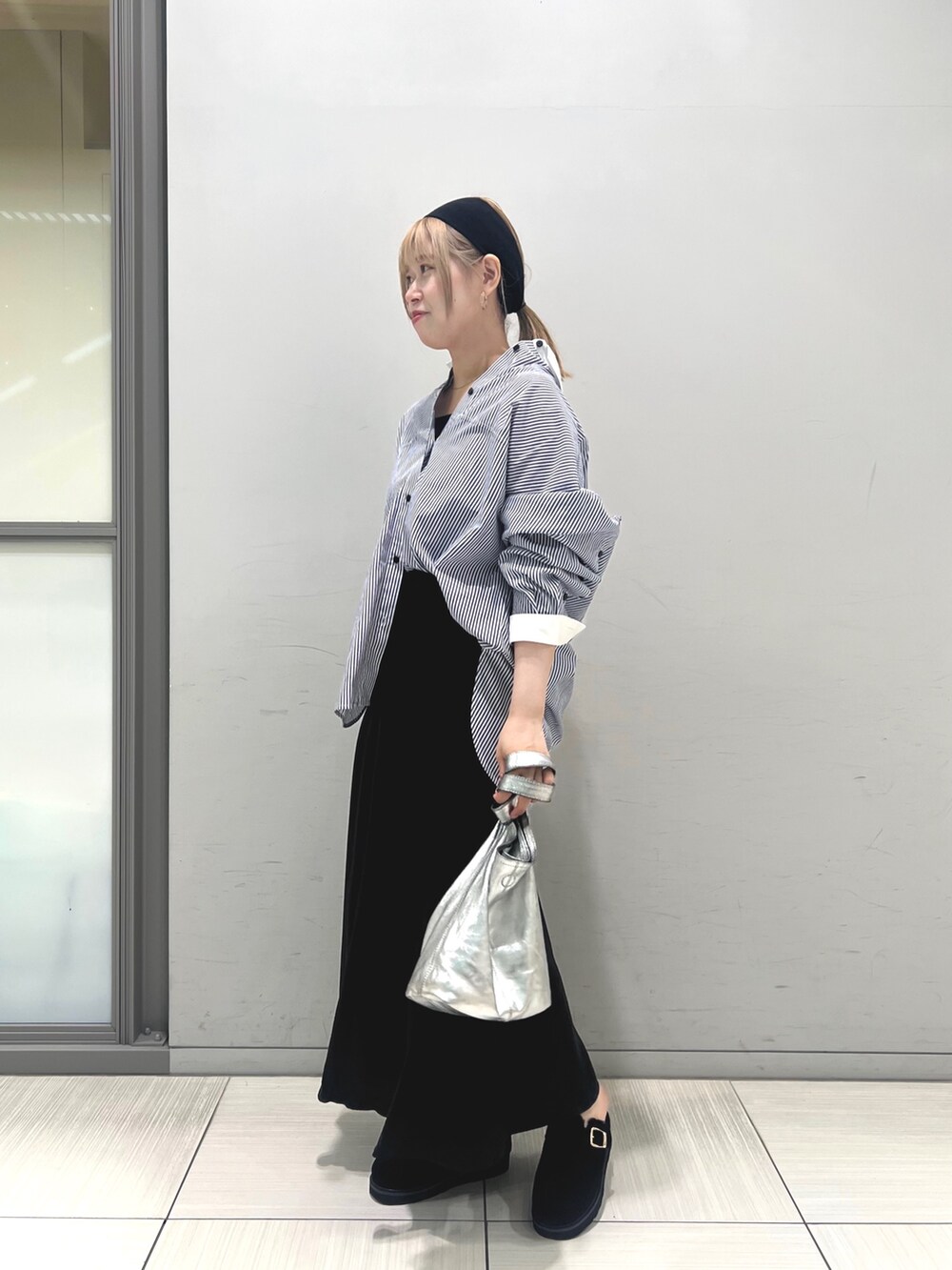 ブルー系のシャツ/ブラウス、ブラック系のスカート、ブラック系のトートバッグを着用したレディースの夏コーディネートの2枚目の写真