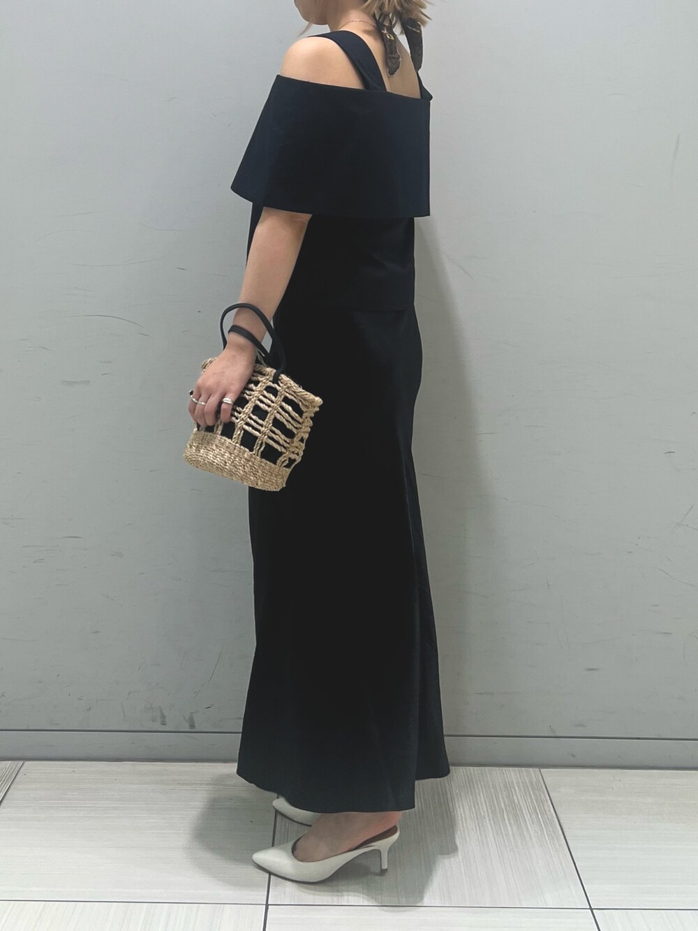 ベージュ系のかごバッグ、ブラック系のシャツ/ブラウス、ブラック系のスカートを着用したレディースの春コーディネートの7枚目の写真