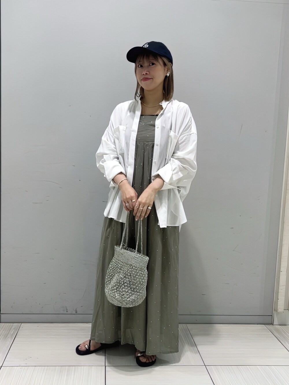 ホワイト系のシャツ/ブラウス、ブラウン系のワンピース、その他のトートバッグを着用したレディースの春コーディネートの2枚目の写真