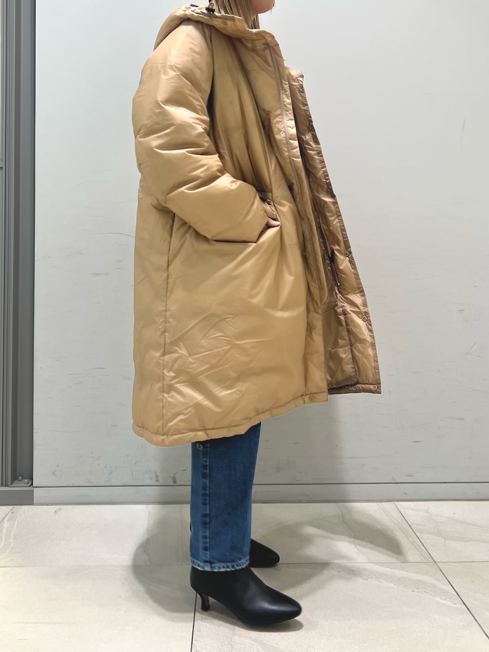 ブラウン系のダウンジャケット/コート、ブルー系のカーディガン/ボレロ、ブルー系のデニムパンツを着用したレディースの冬コーディネートの7枚目の写真