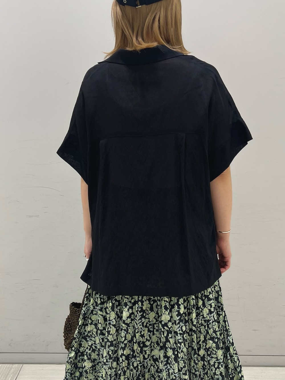 ベージュ系のタンクトップ、ブラック系のテーラードジャケット、その他のスカートを着用したレディースの夏コーディネートの5枚目の写真