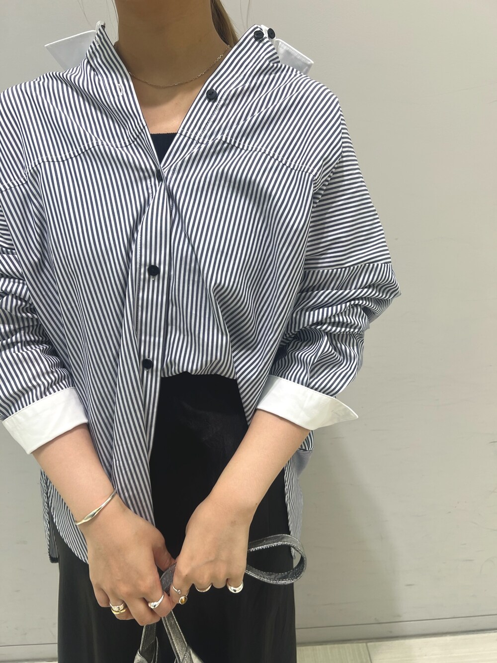 ブルー系のシャツ/ブラウス、ブラック系のスカート、ブラック系のトートバッグを着用したレディースの夏コーディネートの3枚目の写真