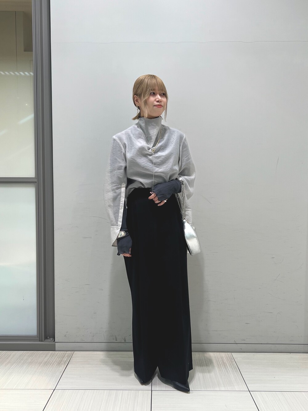 グレー系のシャツ/ブラウス、グレー系のTシャツ/カットソー、シルバー系のショルダーバッグを着用したレディースの冬コーディネートの2枚目の写真