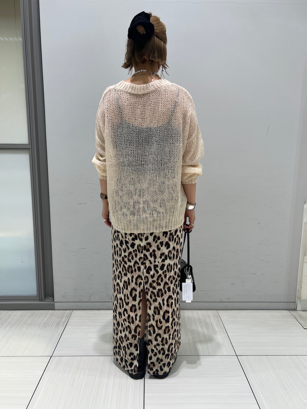 ベージュ系のニット/セーター、その他のスカートを着用したレディースの秋コーディネートの2枚目の写真