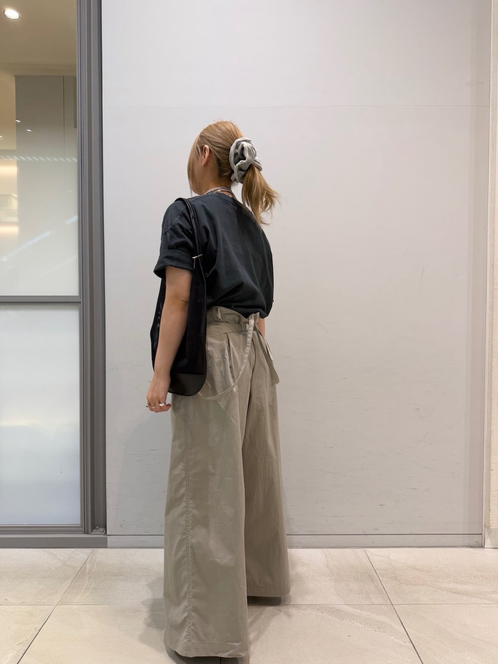 ベージュ系のその他パンツ、ブラック系のTシャツ/カットソー、ブラック系のトートバッグを着用したレディースの春コーディネートの8枚目の写真