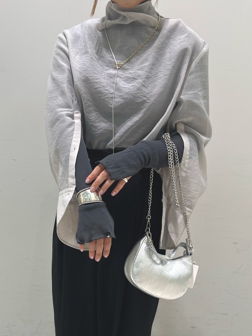 グレー系のシャツ/ブラウス、グレー系のTシャツ/カットソー、シルバー系のショルダーバッグを着用したレディースの冬コーディネートの4枚目の写真
