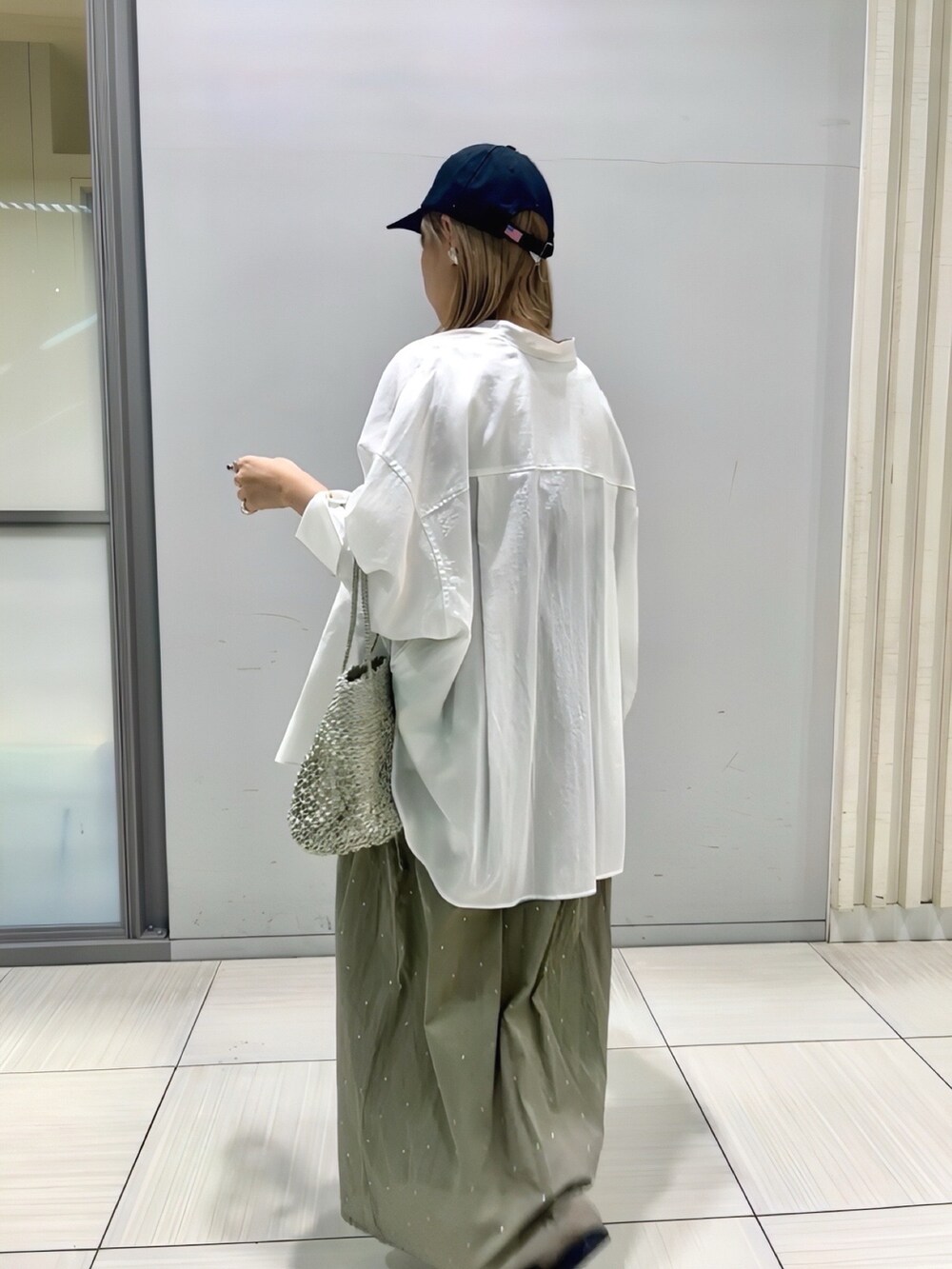 ホワイト系のシャツ/ブラウス、ブラウン系のワンピース、その他のトートバッグを着用したレディースの春コーディネートの5枚目の写真