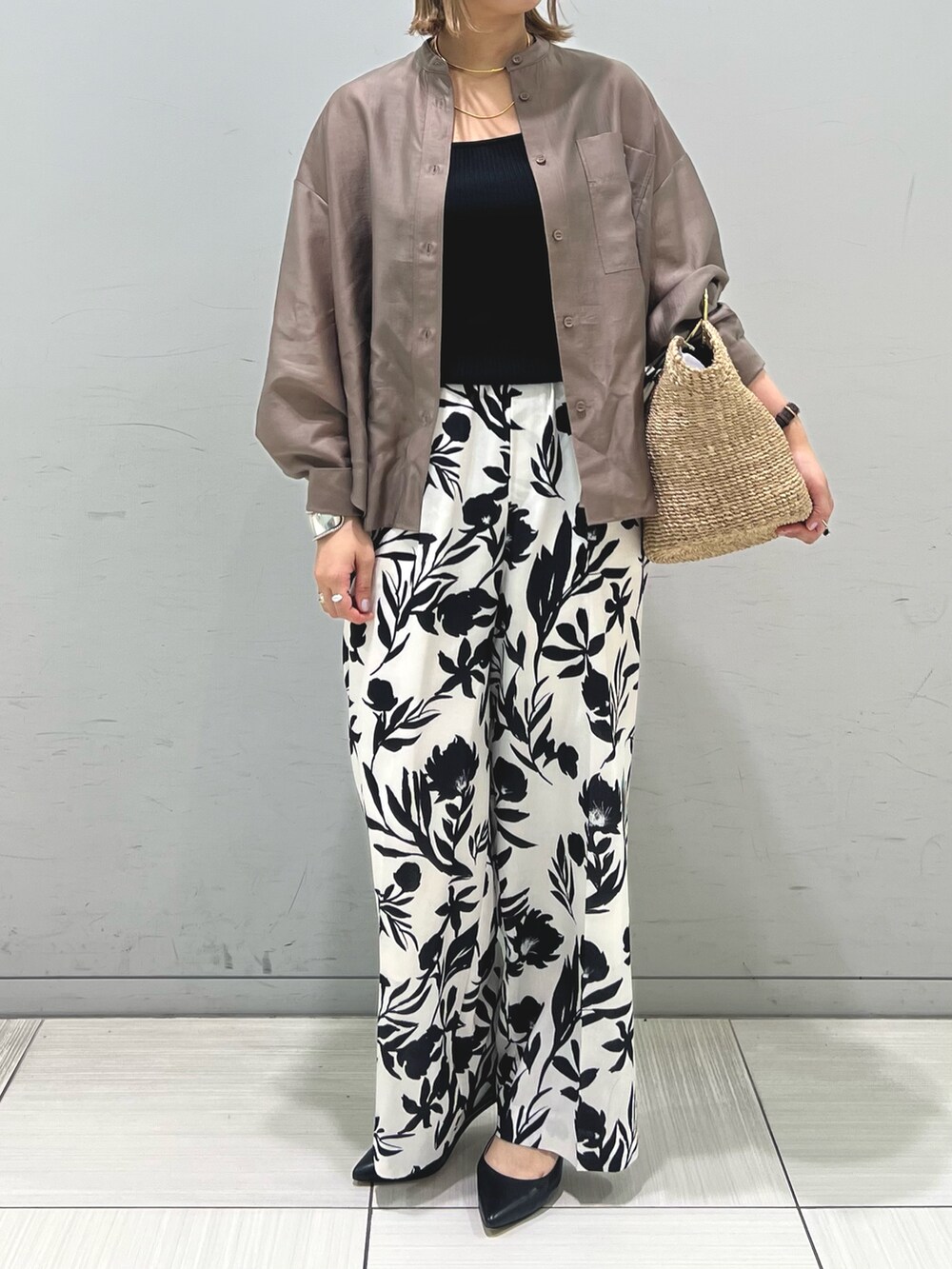 ブラウン系のシャツ/ブラウス、ホワイト系のその他パンツ、ブラック系のタンクトップを着用したレディースの春コーディネートの4枚目の写真