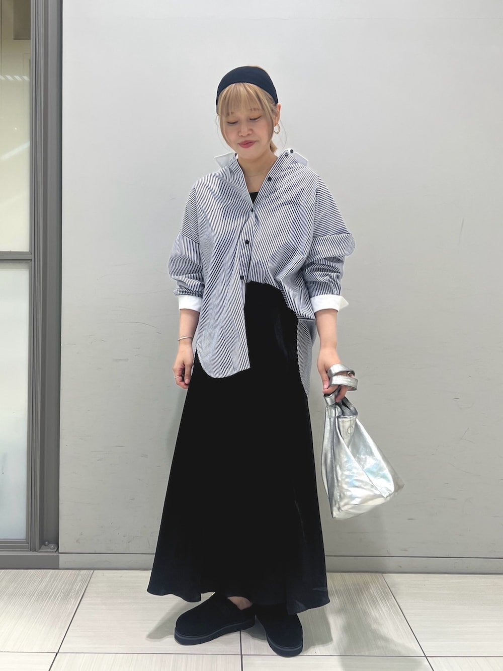 ブルー系のシャツ/ブラウス、ブラック系のスカート、ブラック系のトートバッグを着用したレディースの夏コーディネートの6枚目の写真