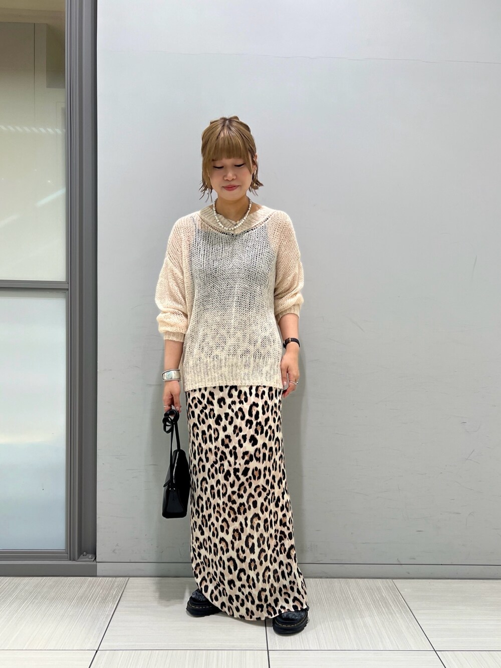 ベージュ系のニット/セーター、その他のスカートを着用したレディースの秋コーディネートの3枚目の写真