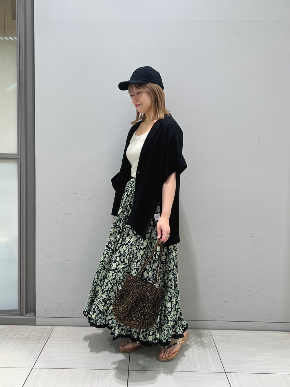 ベージュ系のタンクトップ、ブラック系のテーラードジャケット、その他のスカートを着用したレディースの夏コーディネートの4枚目の写真