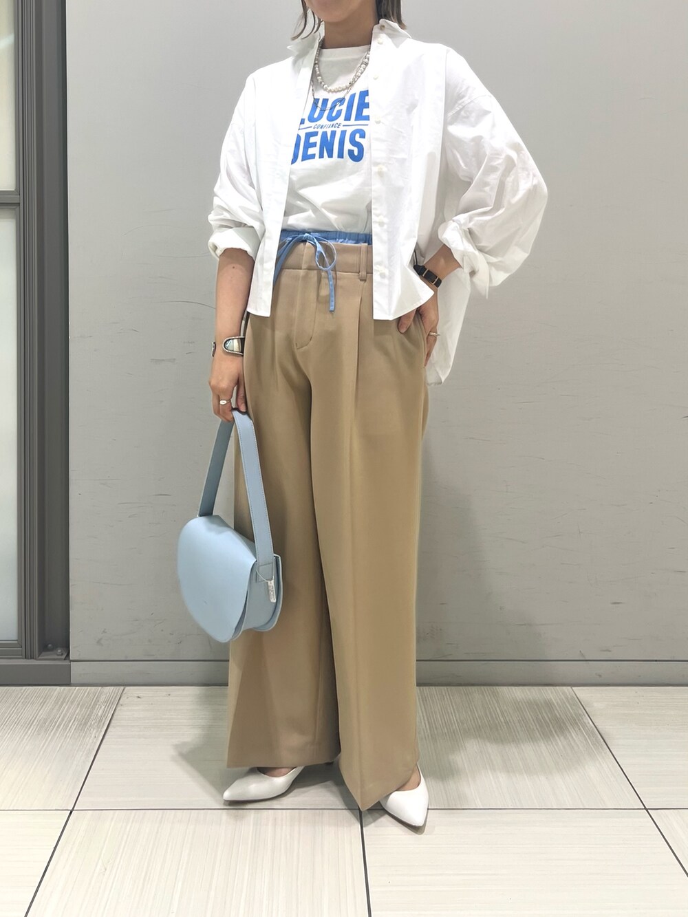 「春コーデ、オトナ女子、きれいめカジュアル、カジュアルコーデ、オトナカジュアル、春服、トレンド、シャツスタイル、ロゴT、スラックス、ワイドパンツ、カジュアル、ootd、ゆるコーデ、カットソー」｜「Rouge vifのブロードリボン二重織レイヤードタックパンツ（スラックス、ベージュ系）」を使った、yuiさん（骨格ストレート・レディース・160cm）の春コーディネートの6枚目の写真