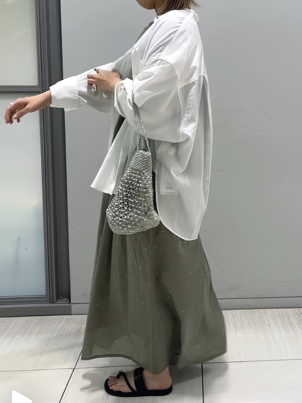 ホワイト系のシャツ/ブラウス、ブラウン系のワンピース、その他のトートバッグを着用したレディースの春コーディネートの6枚目の写真