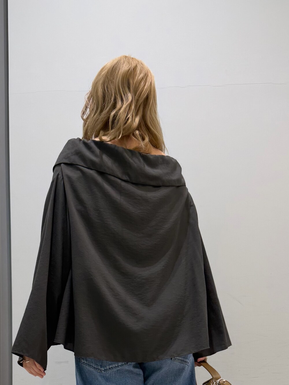 ブルー系のデニムパンツ、オレンジ系のショルダーバッグ、グレー系のシャツ/ブラウスを着用したレディースの春コーディネートの4枚目の写真
