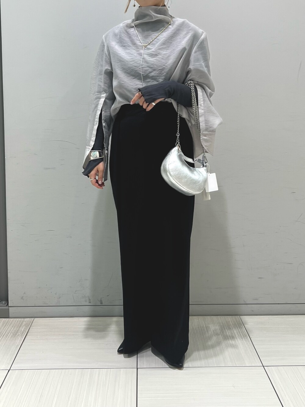 グレー系のシャツ/ブラウス、グレー系のTシャツ/カットソー、シルバー系のショルダーバッグを着用したレディースの冬コーディネートの5枚目の写真