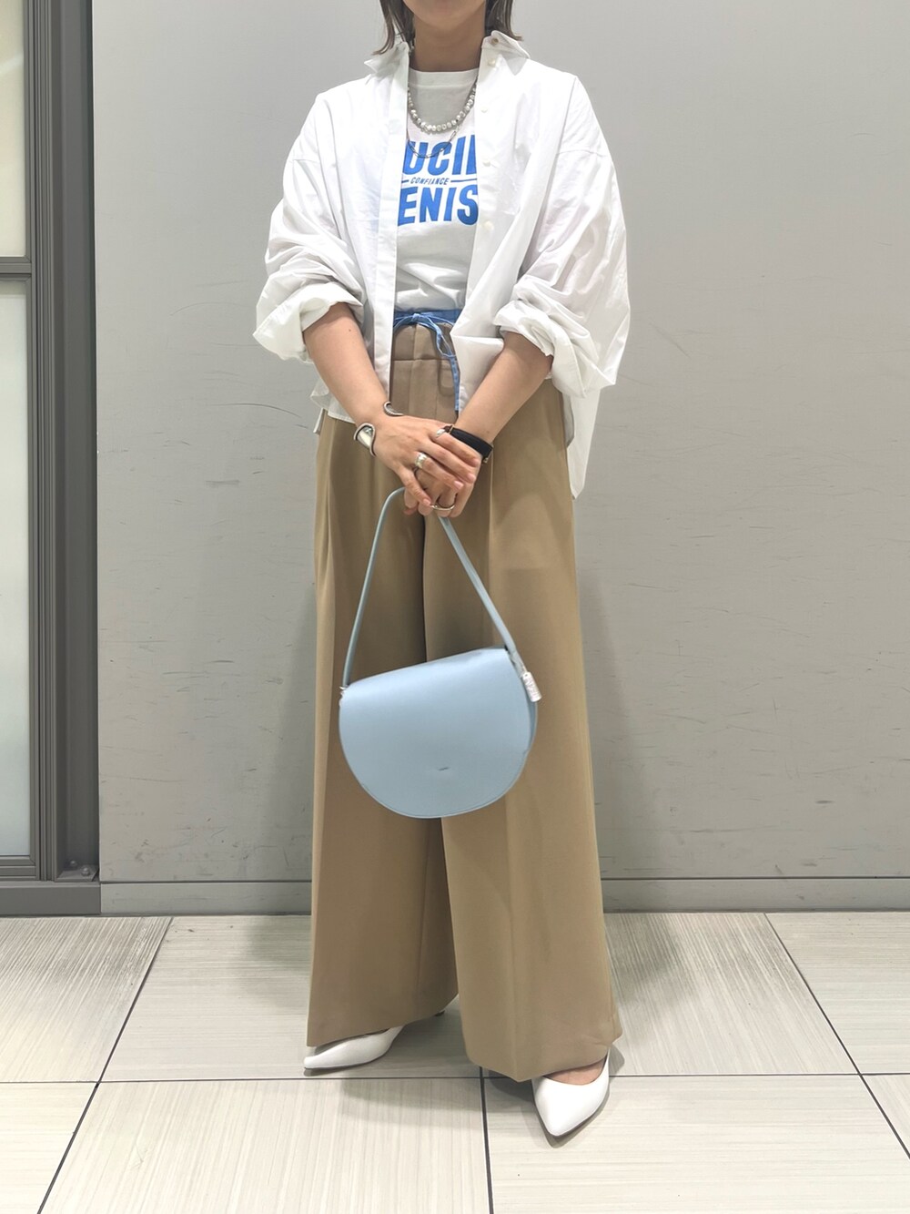 「春コーデ、オトナ女子、きれいめカジュアル、カジュアルコーデ、オトナカジュアル、春服、トレンド、シャツスタイル、ロゴT、スラックス、ワイドパンツ、カジュアル、ootd、ゆるコーデ、カットソー」｜「Rouge vifのブロードリボン二重織レイヤードタックパンツ（スラックス、ベージュ系）」を使った、yuiさん（骨格ストレート・レディース・160cm）の春コーディネートの5枚目の写真