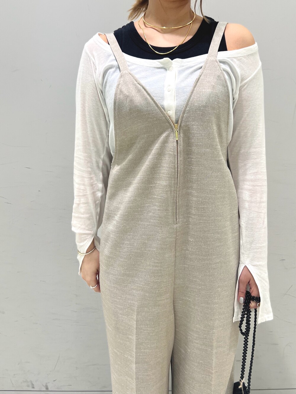 ホワイト系のTシャツ/カットソー、ベージュ系のサロペット/オーバーオール、ブラック系のタンクトップを着用したレディースの春コーディネートの7枚目の写真