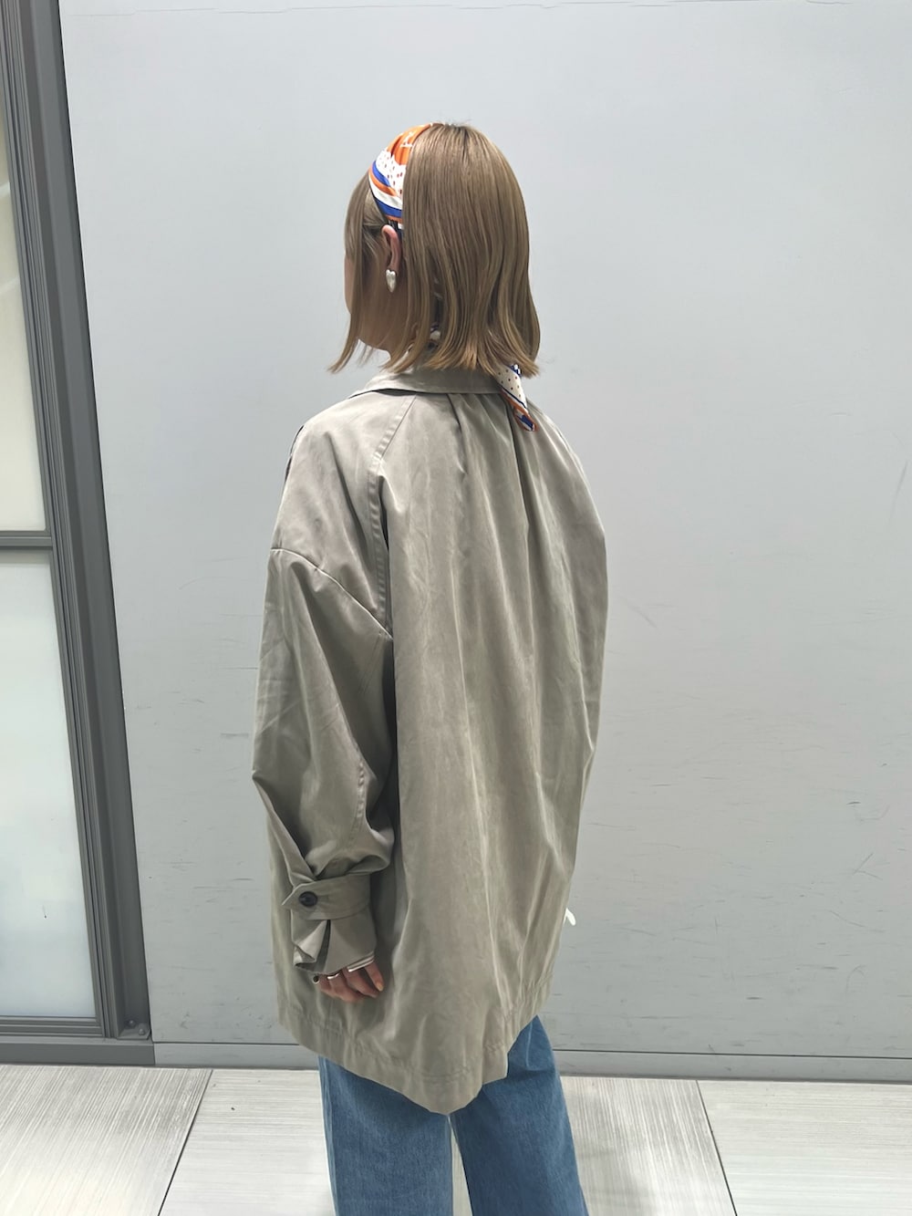 ブルー系のデニムパンツ、ホワイト系のショルダーバッグ、ベージュ系のシャツ/ブラウスを着用したレディースの冬コーディネートの3枚目の写真