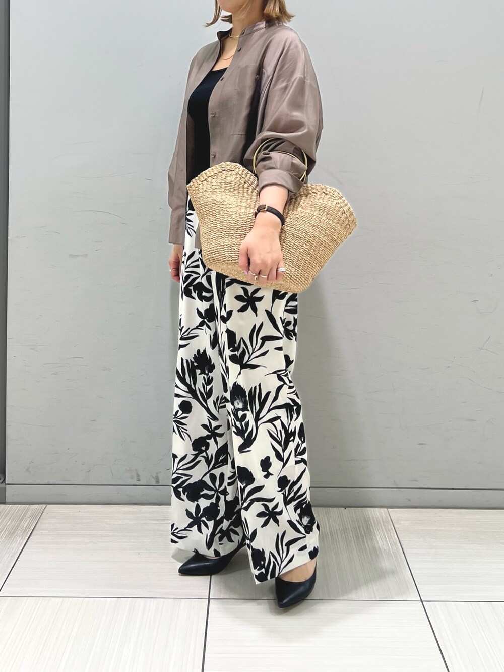 ブラウン系のシャツ/ブラウス、ホワイト系のその他パンツ、ブラック系のタンクトップを着用したレディースの春コーディネートの5枚目の写真