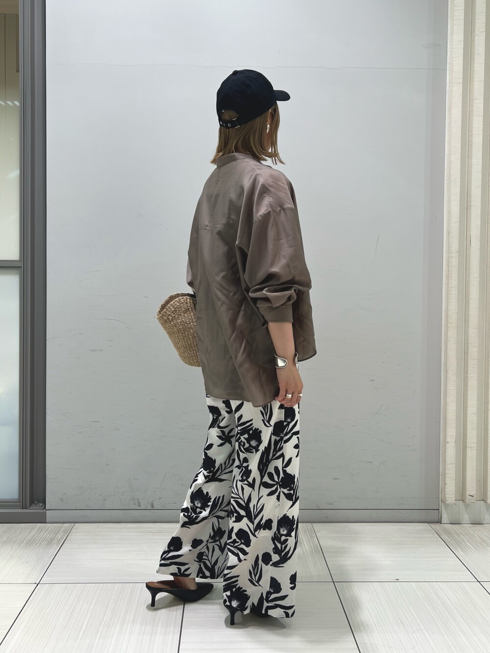 ブラウン系のシャツ/ブラウス、ホワイト系のその他パンツ、ブラック系のタンクトップを着用したレディースの春コーディネートの6枚目の写真