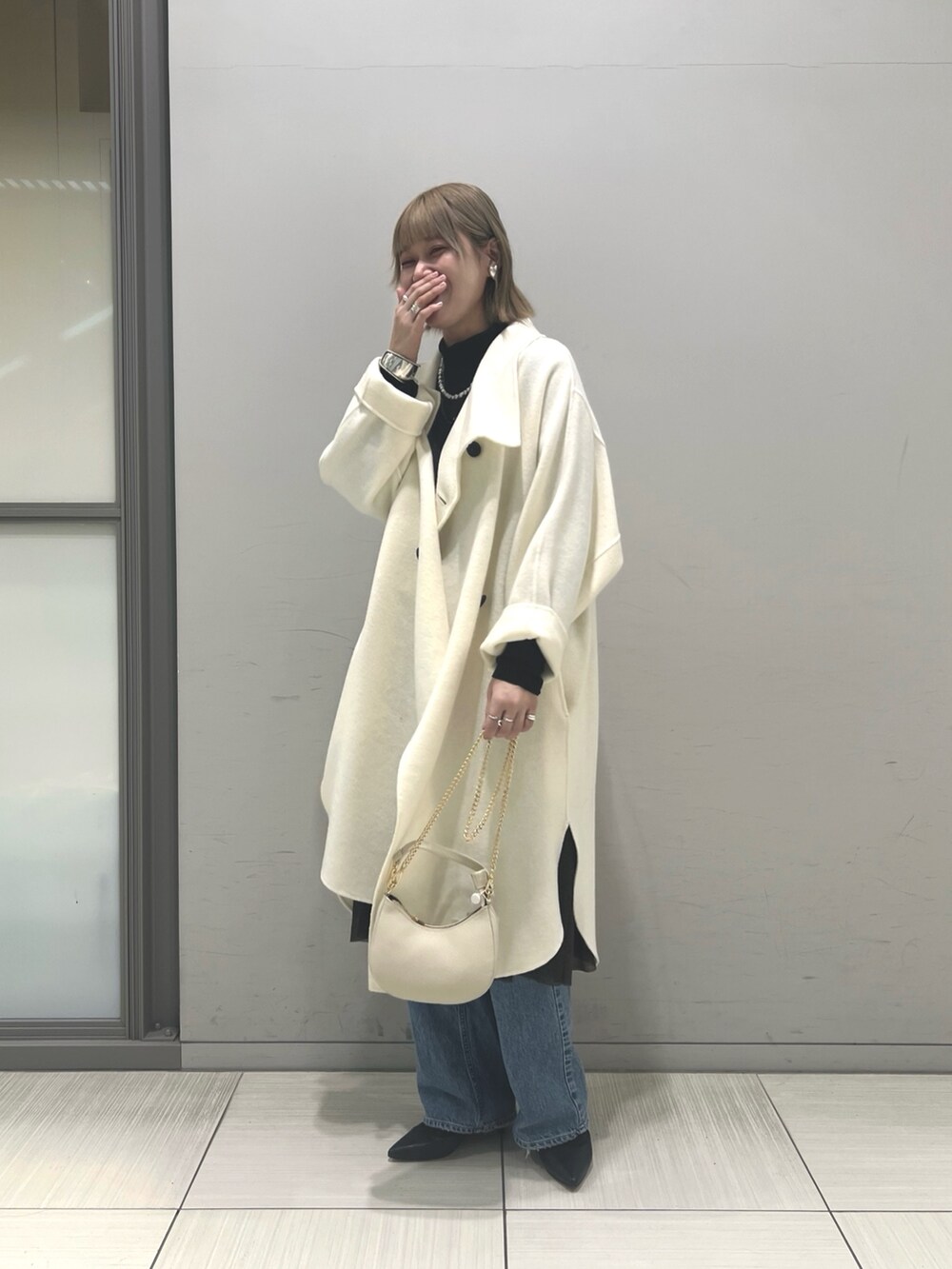 ホワイト系のその他アウター、ブラウン系のワンピース、ホワイト系のショルダーバッグを着用したレディースの冬コーディネートの7枚目の写真