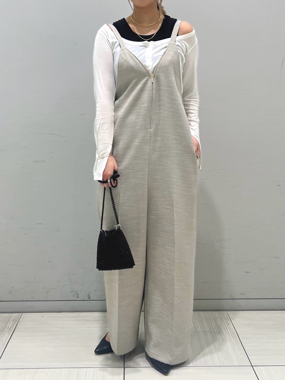 ホワイト系のTシャツ/カットソー、ベージュ系のサロペット/オーバーオール、ブラック系のタンクトップを着用したレディースの春コーディネートの3枚目の写真