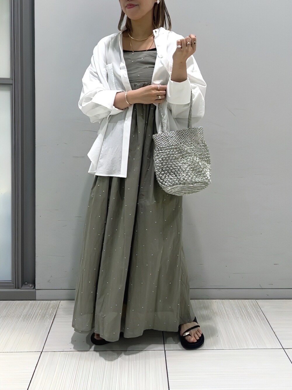 ホワイト系のシャツ/ブラウス、ブラウン系のワンピース、その他のトートバッグを着用したレディースの春コーディネートの7枚目の写真