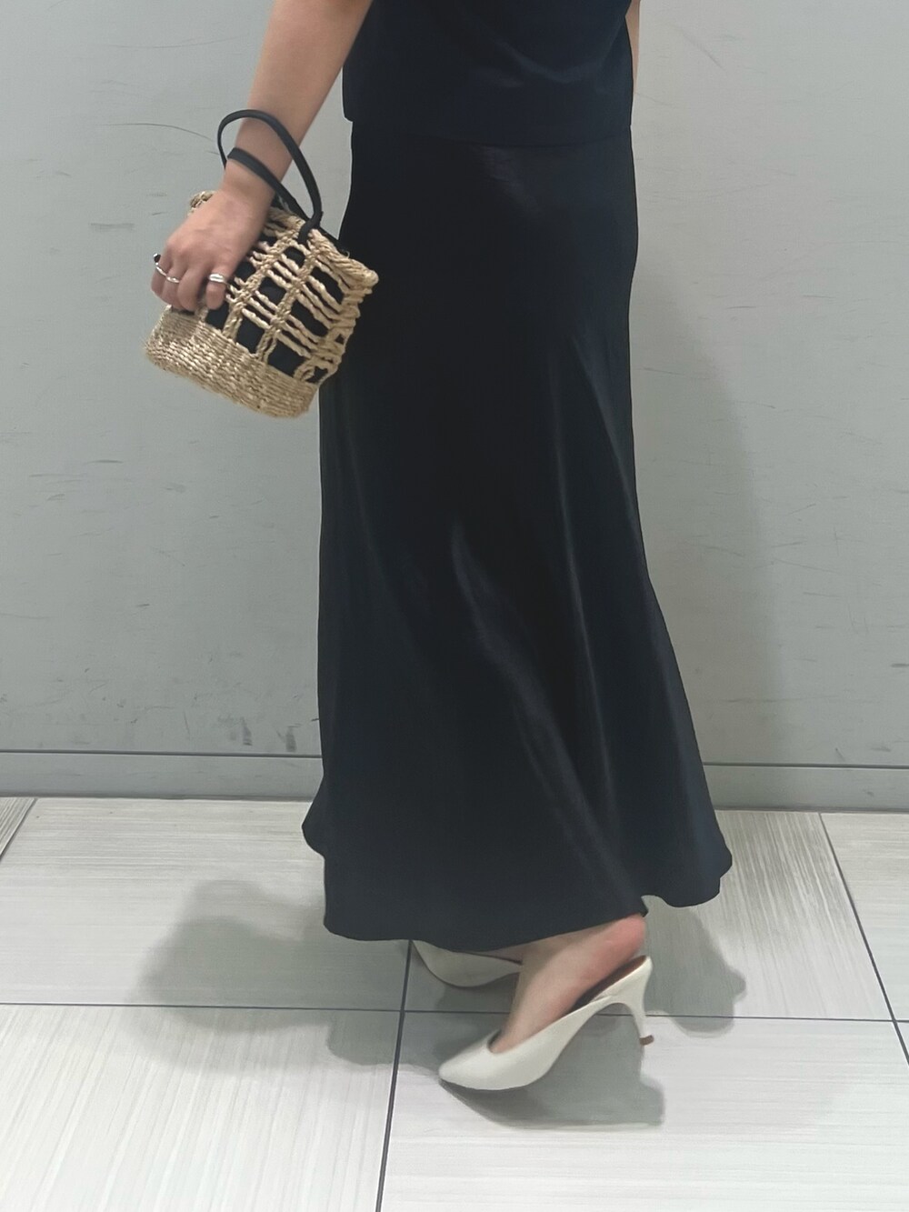 ベージュ系のかごバッグ、ブラック系のシャツ/ブラウス、ブラック系のスカートを着用したレディースの春コーディネートの5枚目の写真