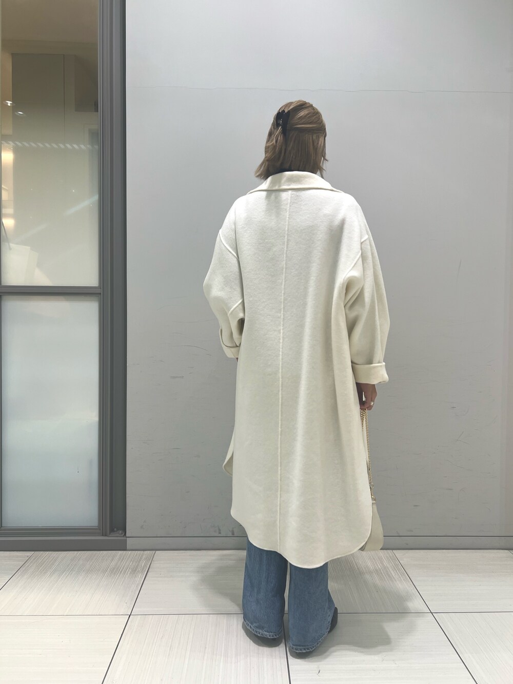 ホワイト系のその他アウター、ブラウン系のワンピース、ホワイト系のショルダーバッグを着用したレディースの冬コーディネートの4枚目の写真