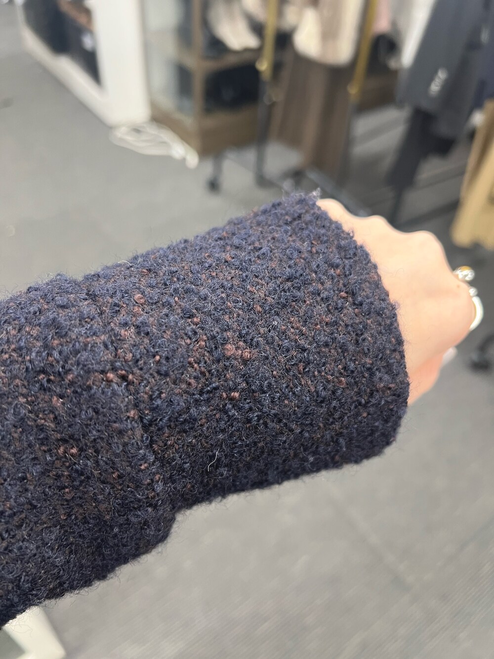 その他のチェスターコート、ブラック系のブーツ、レッド系のショルダーバッグを着用したレディースの秋コーディネートの5枚目の写真