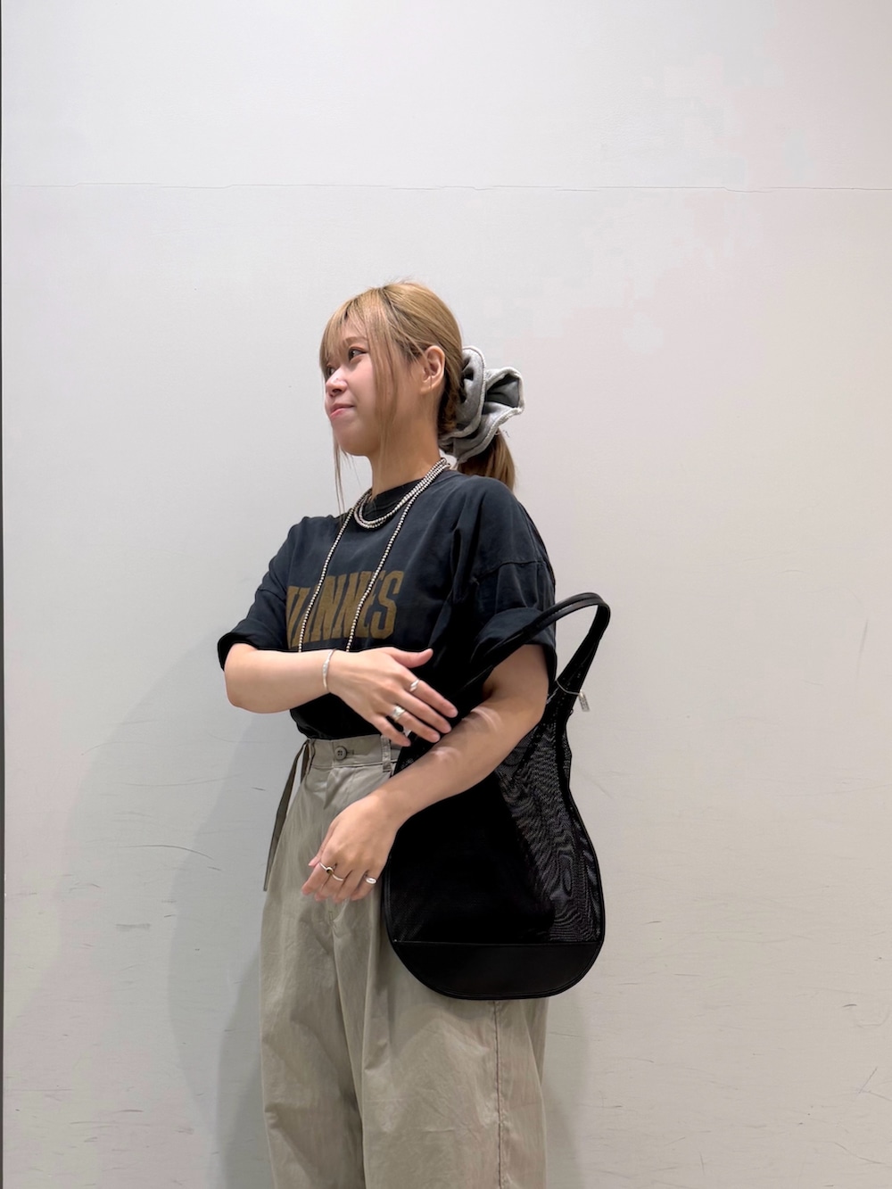 ベージュ系のその他パンツ、ブラック系のTシャツ/カットソー、ブラック系のトートバッグを着用したレディースの春コーディネートの3枚目の写真
