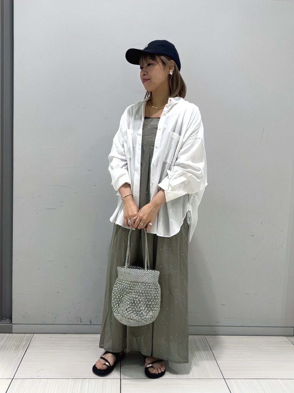 ホワイト系のシャツ/ブラウス、ブラウン系のワンピース、その他のトートバッグを着用したレディースの春コーディネートの8枚目の写真