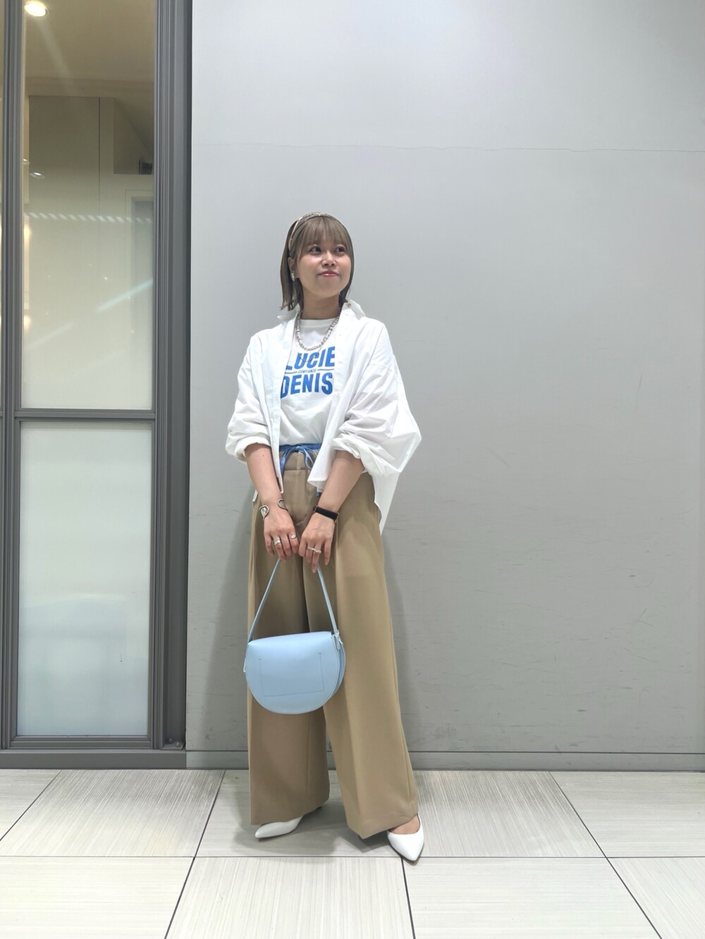「春コーデ、オトナ女子、きれいめカジュアル、カジュアルコーデ、オトナカジュアル、春服、トレンド、シャツスタイル、ロゴT、スラックス、ワイドパンツ、カジュアル、ootd、ゆるコーデ、カットソー」｜「Rouge vifのブロードリボン二重織レイヤードタックパンツ（スラックス、ベージュ系）」を使った、yuiさん（骨格ストレート・レディース・160cm）の春コーディネートの2枚目の写真