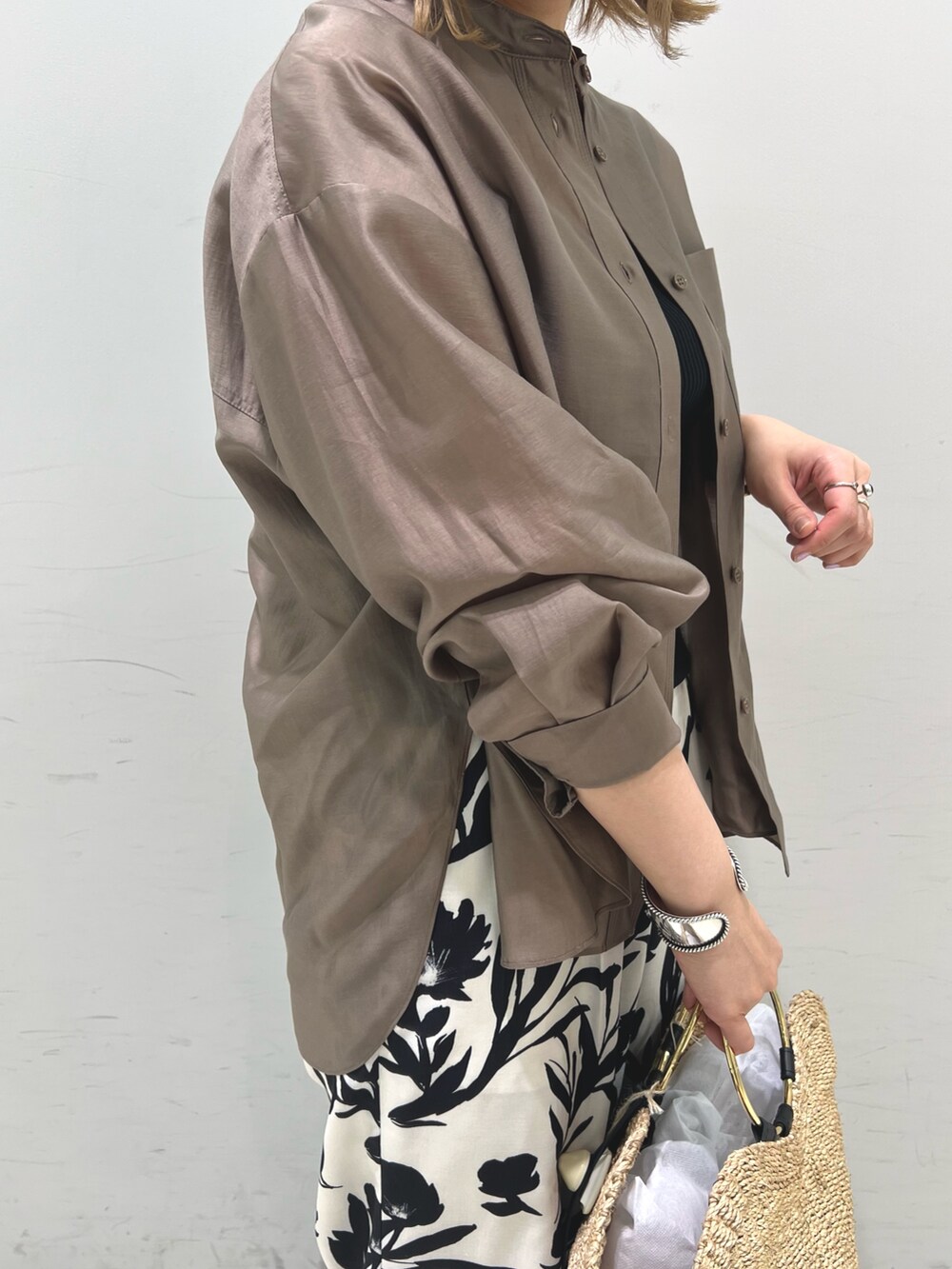 ブラウン系のシャツ/ブラウス、ホワイト系のその他パンツ、ブラック系のタンクトップを着用したレディースの春コーディネートの3枚目の写真