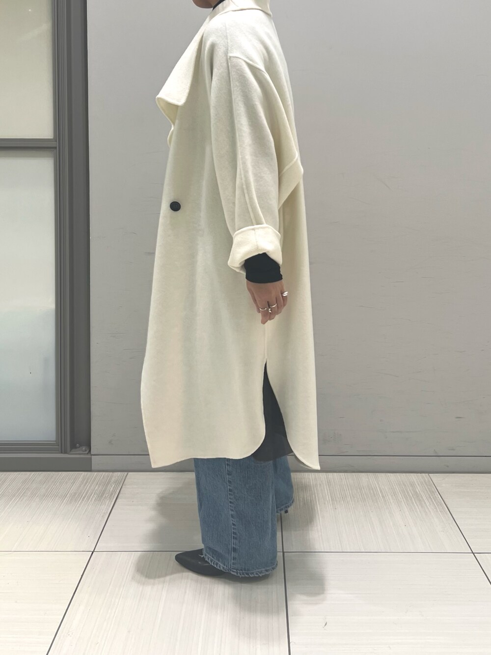 ホワイト系のその他アウター、ブラウン系のワンピース、ホワイト系のショルダーバッグを着用したレディースの冬コーディネートの3枚目の写真