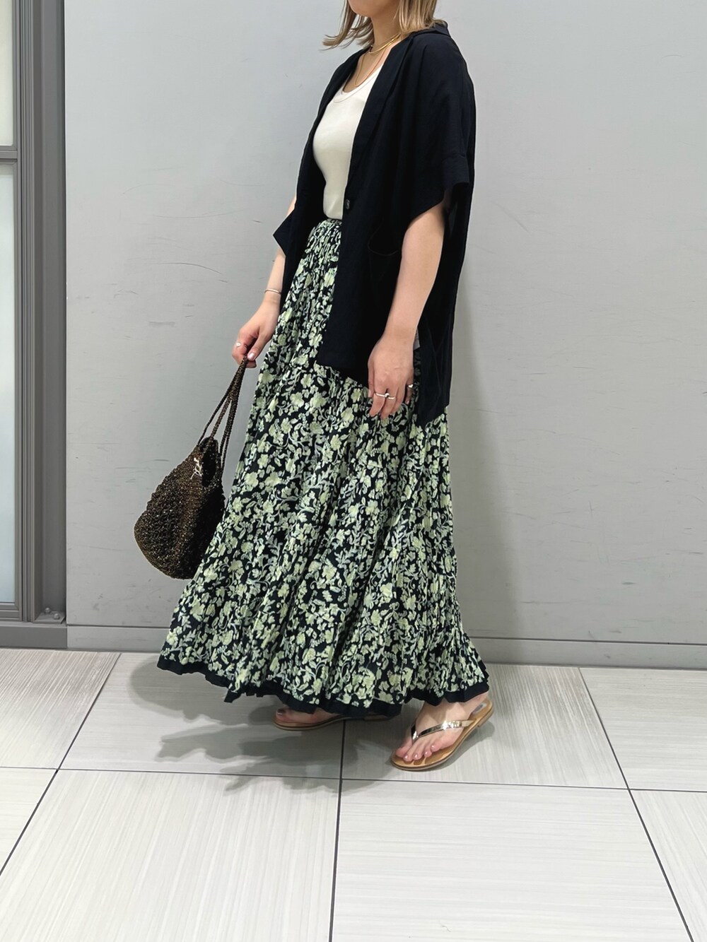 ベージュ系のタンクトップ、ブラック系のテーラードジャケット、その他のスカートを着用したレディースの夏コーディネートの6枚目の写真