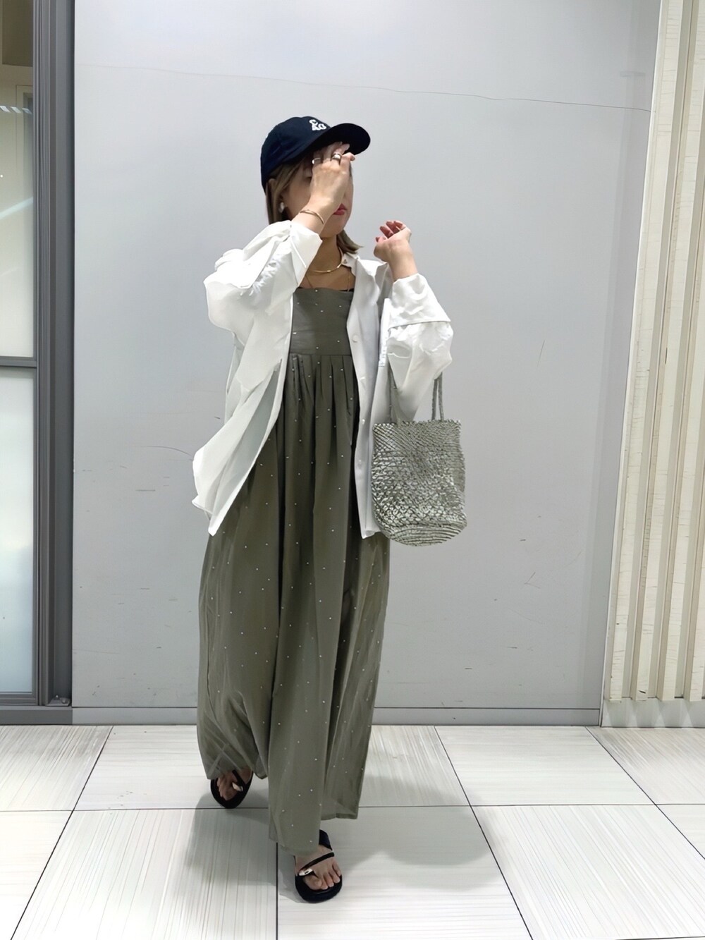 ホワイト系のシャツ/ブラウス、ブラウン系のワンピース、その他のトートバッグを着用したレディースの春コーディネートの3枚目の写真