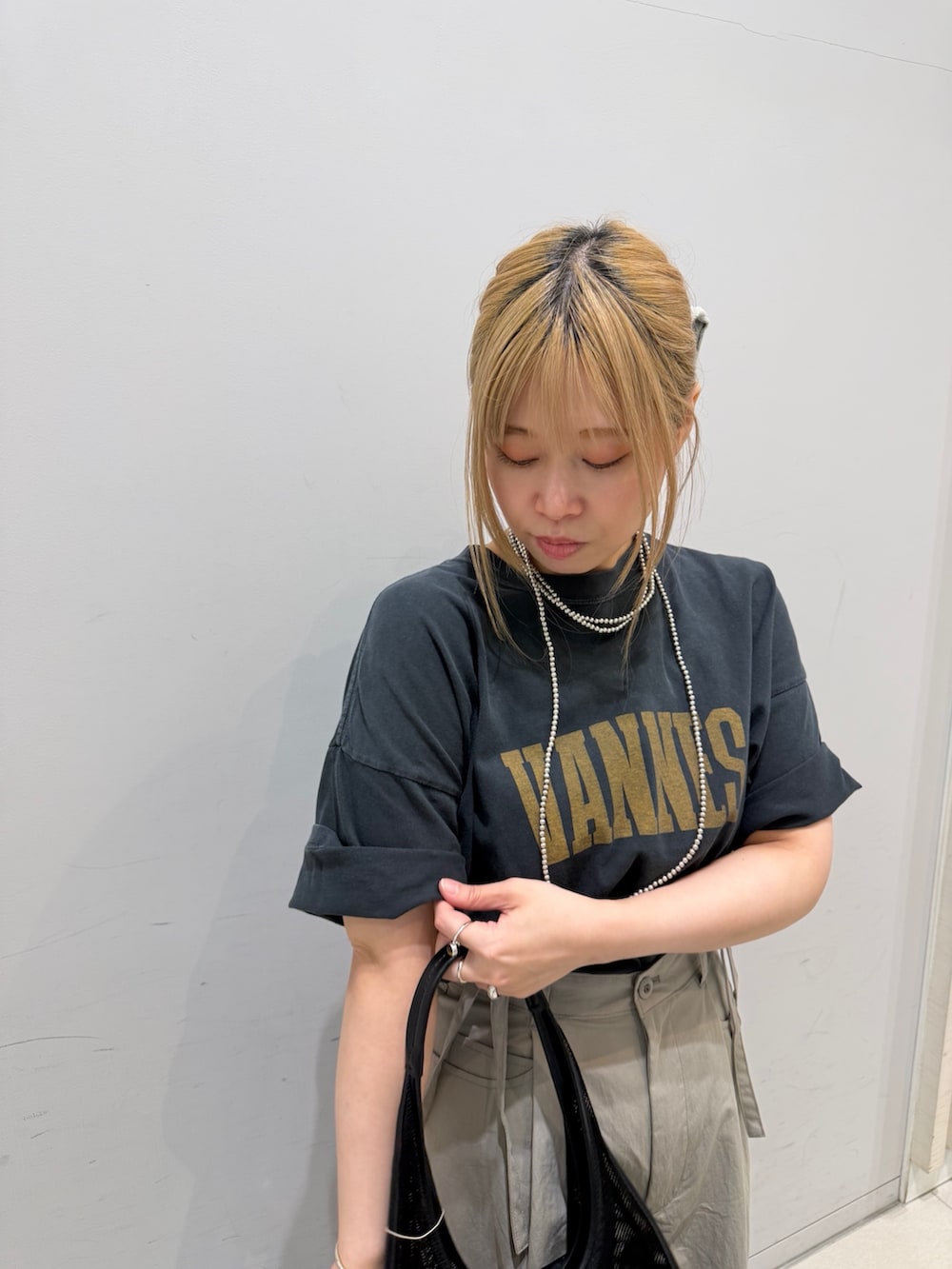 ベージュ系のその他パンツ、ブラック系のTシャツ/カットソー、ブラック系のトートバッグを着用したレディースの春コーディネートの4枚目の写真
