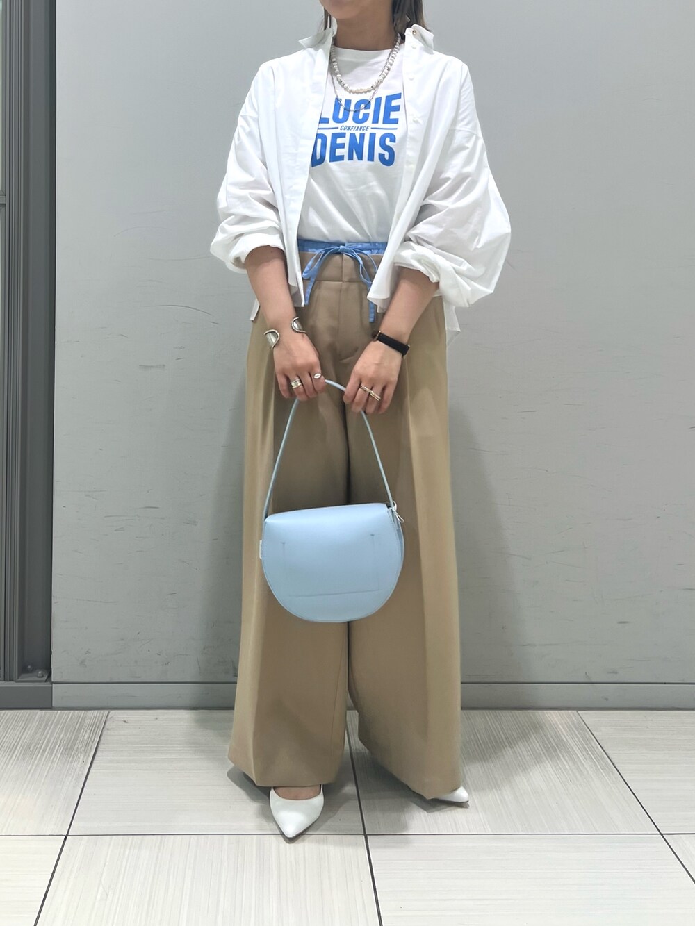 「春コーデ、オトナ女子、きれいめカジュアル、カジュアルコーデ、オトナカジュアル、春服、トレンド、シャツスタイル、ロゴT、スラックス、ワイドパンツ、カジュアル、ootd、ゆるコーデ、カットソー」｜「Rouge vifのブロードリボン二重織レイヤードタックパンツ（スラックス、ベージュ系）」を使った、yuiさん（骨格ストレート・レディース・160cm）の春コーディネートの10枚目の写真