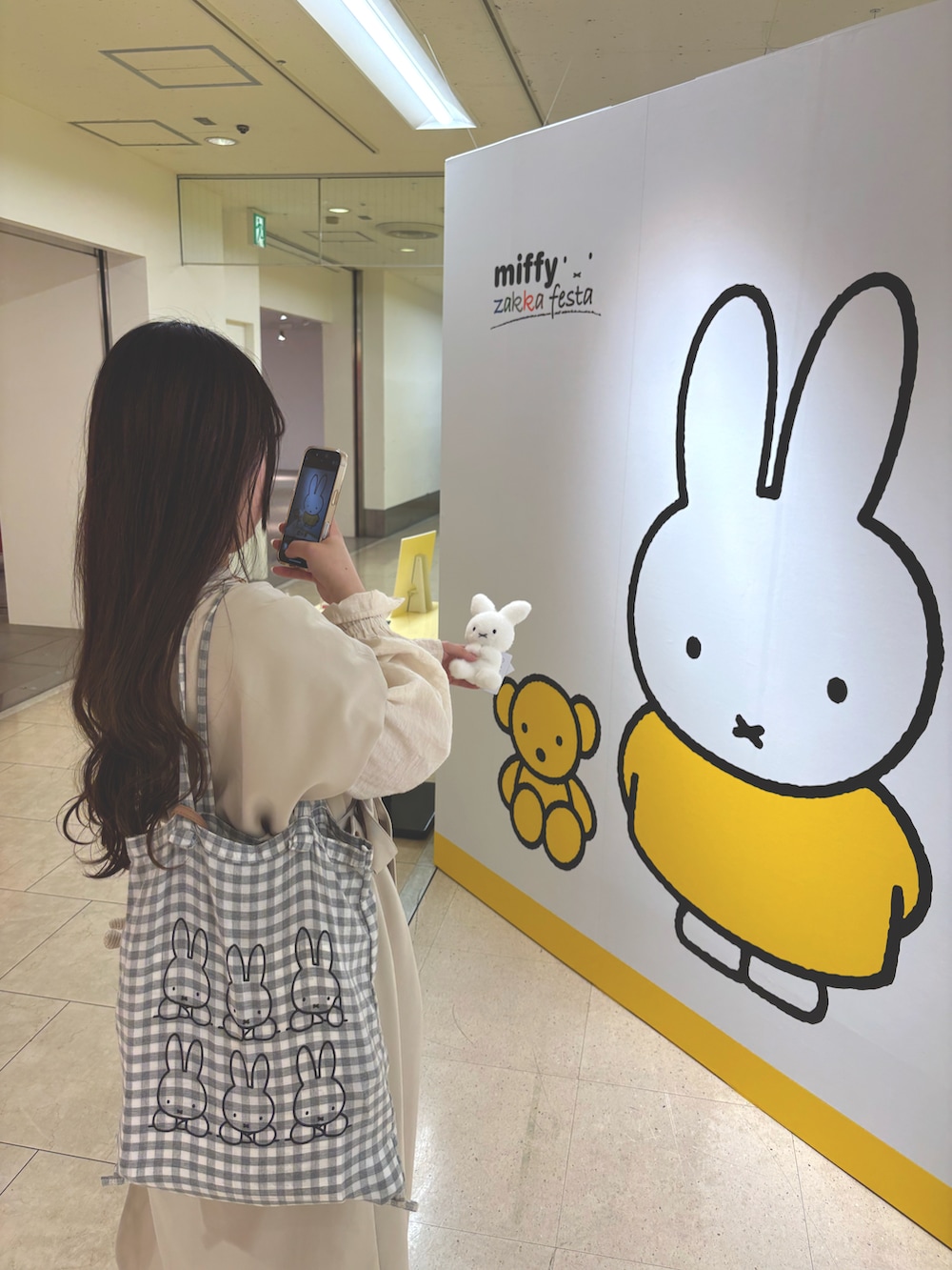 ホワイト系のシャツ/ブラウス、ベージュ系のベスト、ホワイト系のショルダーバッグを着用したレディースの秋コーディネートの2枚目の写真