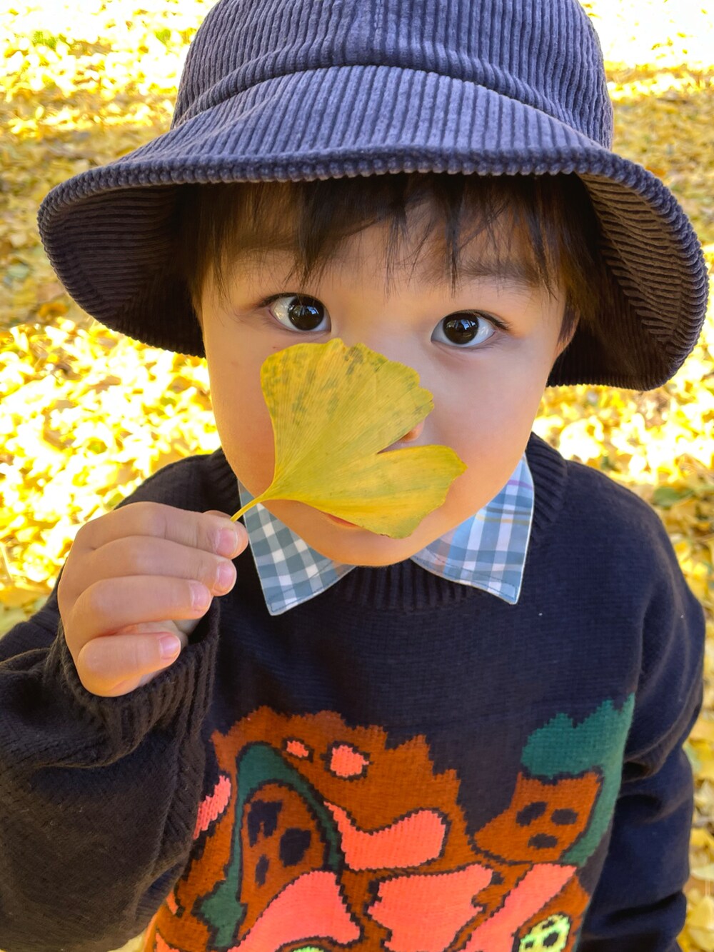 ブルー系のニット/セーター、グレー系のその他パンツ、ベージュ系のスニーカーを着用したキッズの冬コーディネートの3枚目の写真