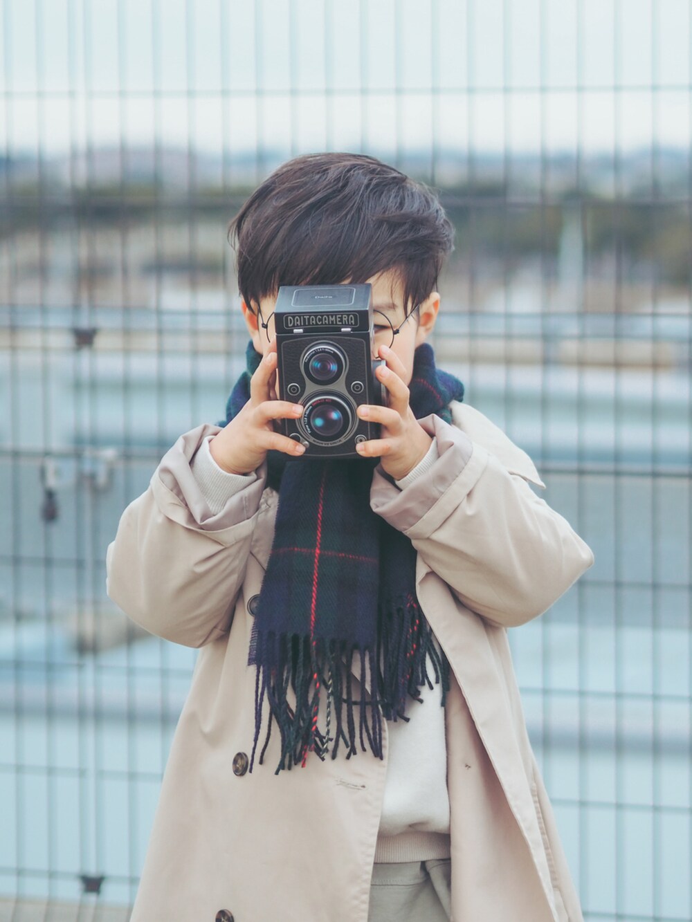 グレー系のその他パンツを着用したキッズの冬コーディネートの3枚目の写真