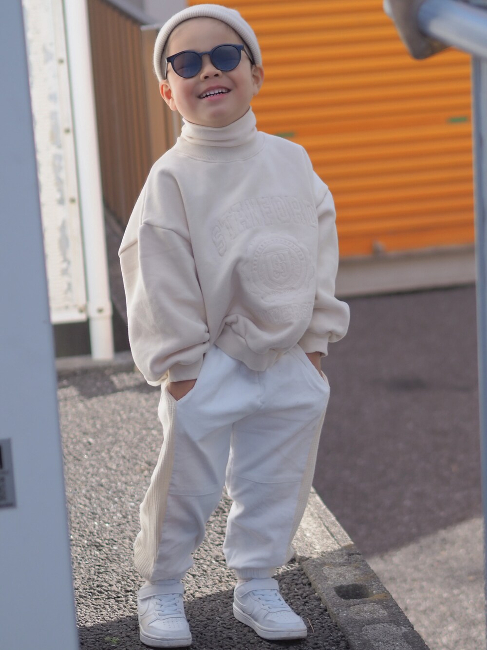 ホワイト系のスニーカーを着用したキッズの冬コーディネートの2枚目の写真