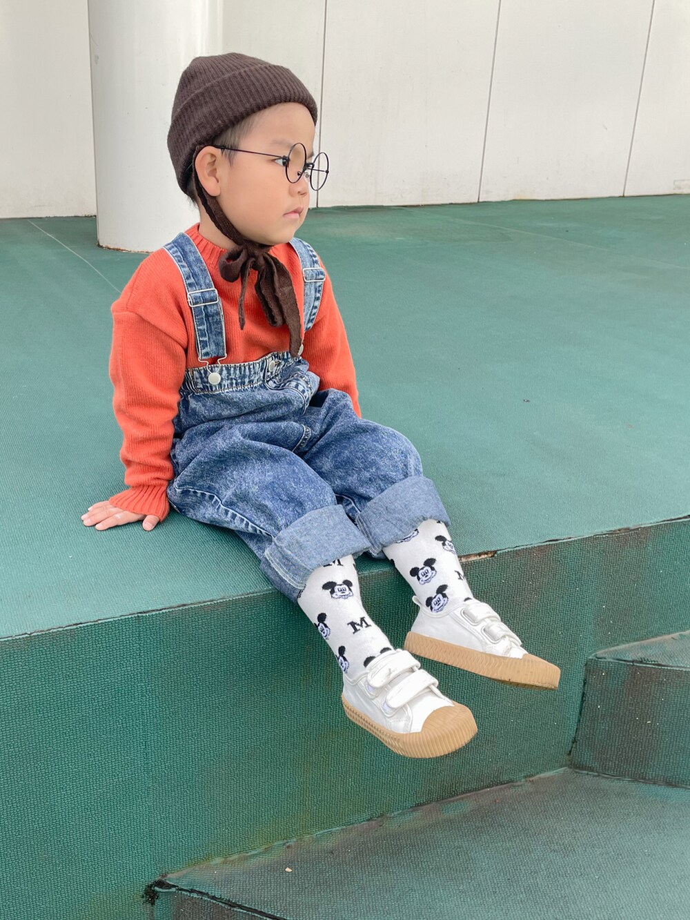 ブルー系のサロペット/オーバーオールを着用したキッズの秋コーディネートの2枚目の写真